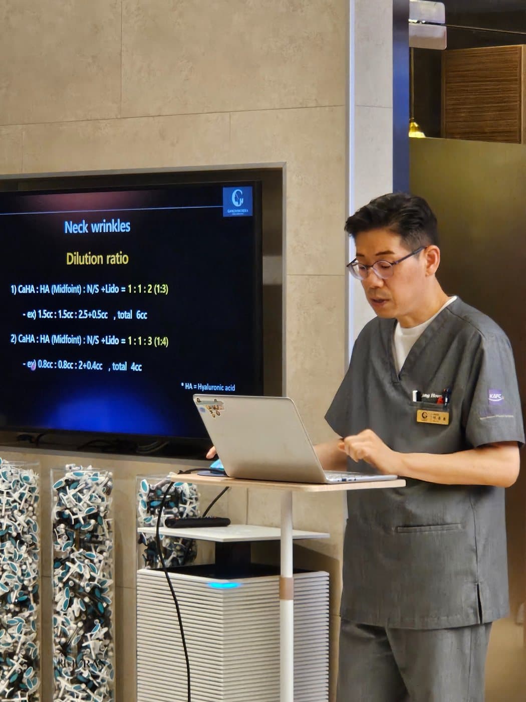 Dr. Lee Jong Hoon lecturing on CaHA neck-line treatment