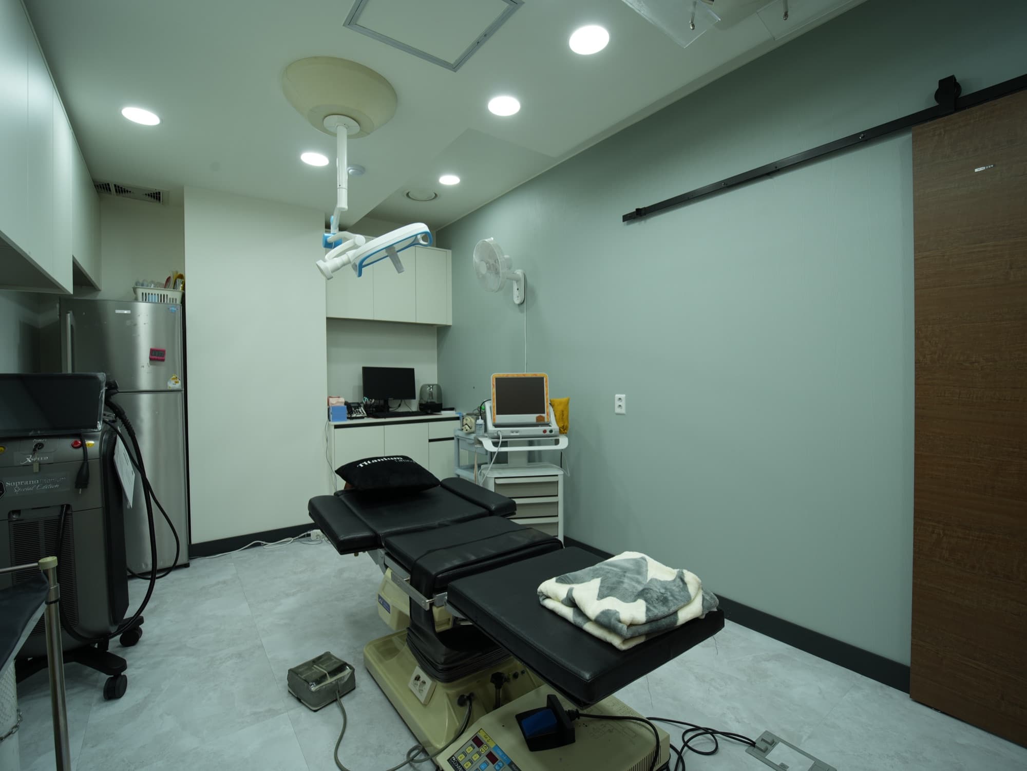 Sterile operating room with a surgical table beneath a ceiling-mounted procedure light