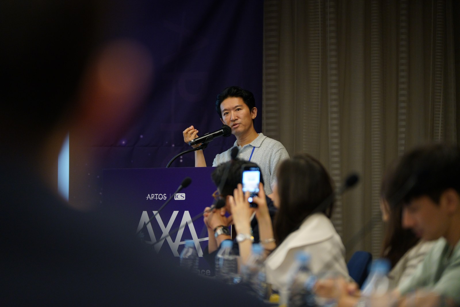 Dr. Kim Jong-sun presenting case records at the A.X.A Forum