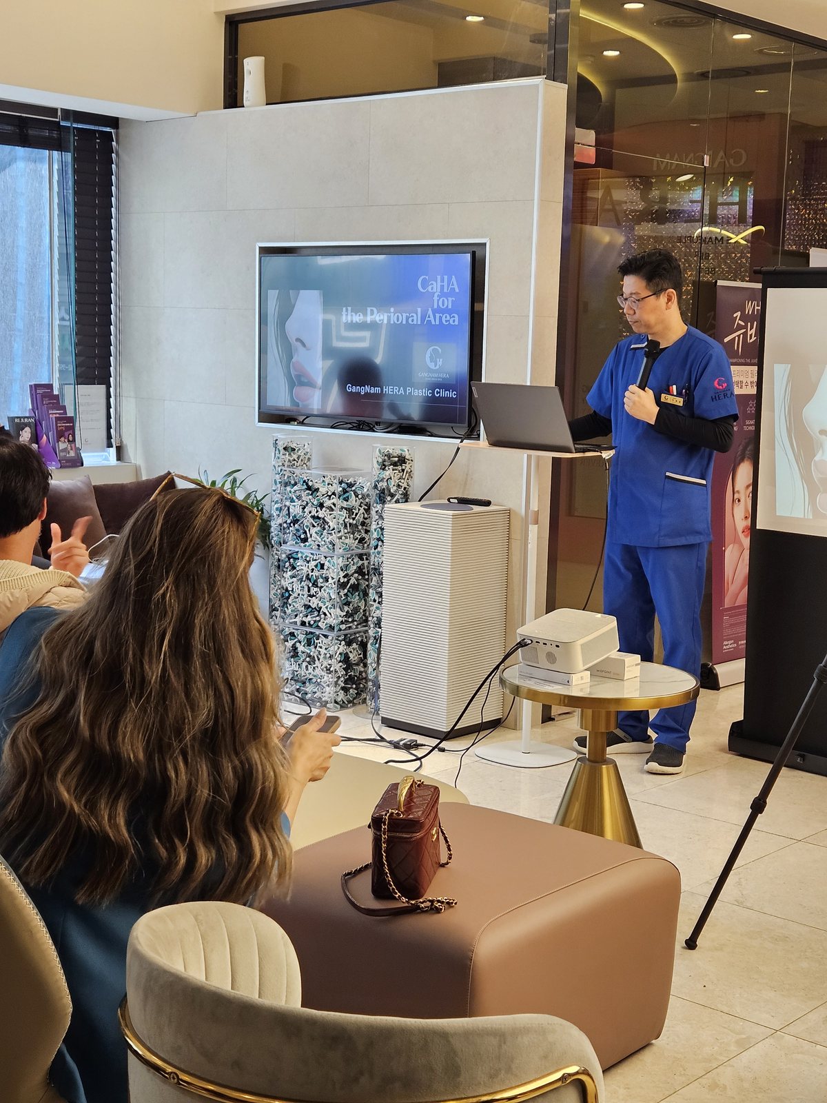 Dr. Lee Jong Hoon presenting the CaHA perioral technique to visiting Brazilian physicians