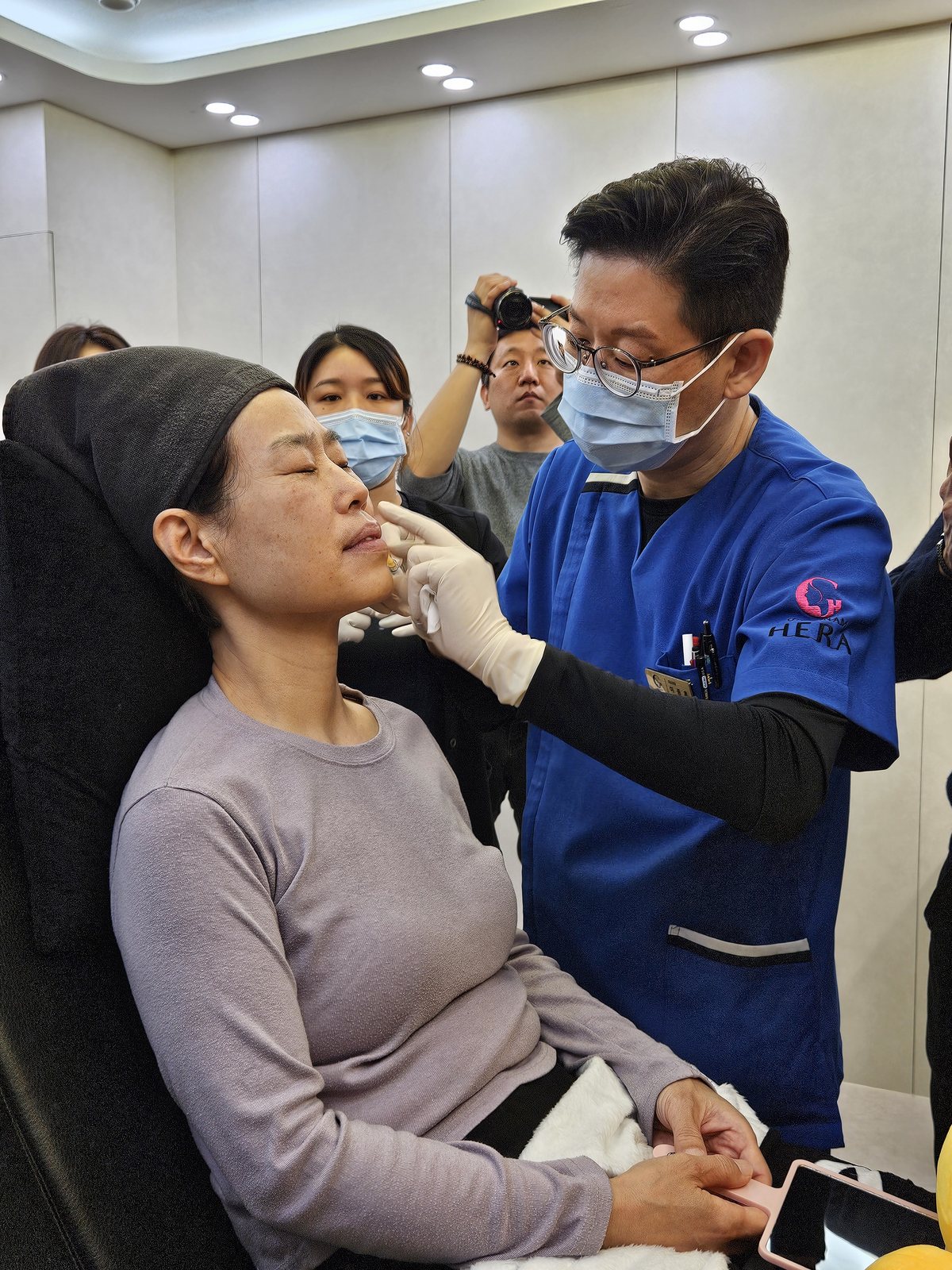 Live filler demonstration performed by a HERA Clinic director for visiting physicians
